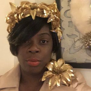 Gold sequins headband and flower set.